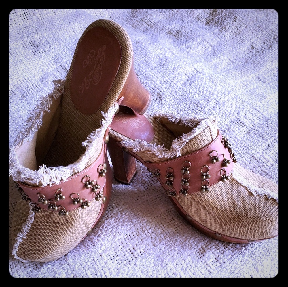 Naughty Monkey Woman's Clogs, 7.5 - Picture 1 of 5